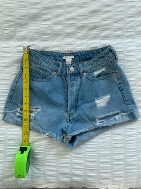 H&M High-Rise Distressed Denim Women’s Shorts - Light Blue Size 4